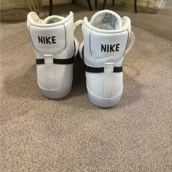 Nike Blazer Mid ‘77 - Picture 2 of 4